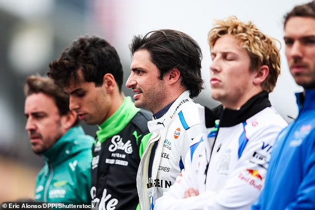 Carlos Sainz (tengah), sudah telat malah senyum-senyum saat lagu kebangsaan Jepang berkumandang. (Foto: dailymail)