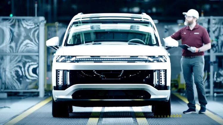 Seorang karyawan Hyundai sementara melakukan pemeriksaan final untuk produk mereka