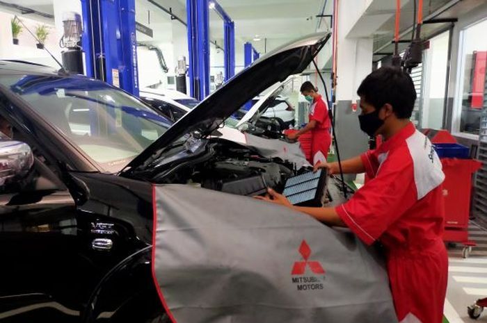 Mekanis Mitsubishi Motors sementara melakukan servis mobil konsumen
