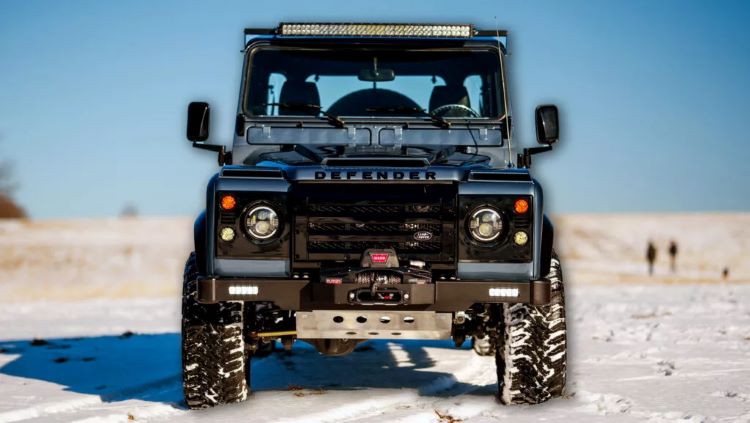 Tampilan gahar dari Land Rover Defender yang menjadi penjelajah tangguh
