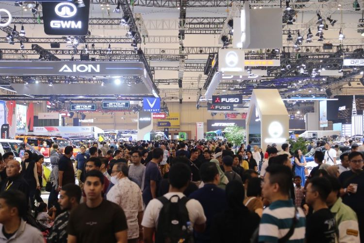 GIIAS 2024 yang dipenuhi oleh pengunjung 