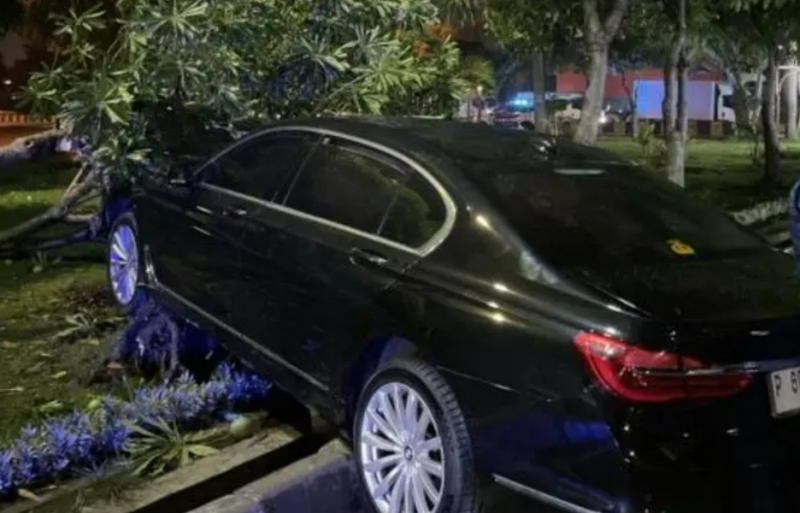 Viral! Mobil BMW Terjun Bebas dari Tol Krian-Gresik: Pengemudi Ternyata Ikuti Google Maps