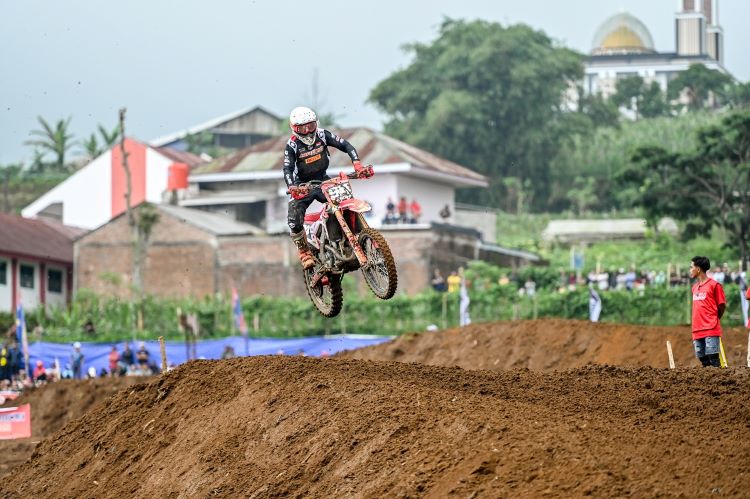 Pabalap Honda Arsenio Al Ghifari tampil atraktif di gelanggan motorcross