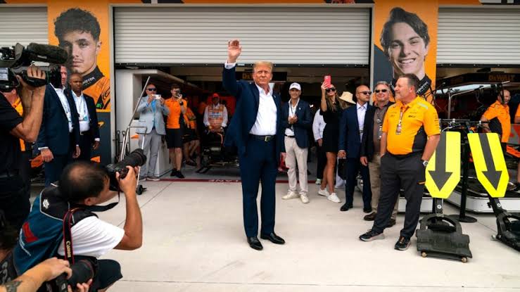 Donald Trump saat mampir di paddock GP Miami tahun lalu. (Foto: mclaren)