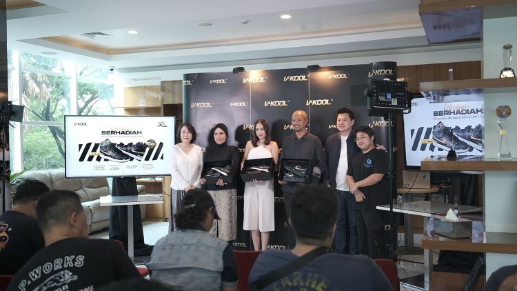 Petinggi PT V-KOOL Indah Lestari berfoto bersama influencer yang mendapatkan sepatu Custom Edisi Terbatas bersama Mr. Simply