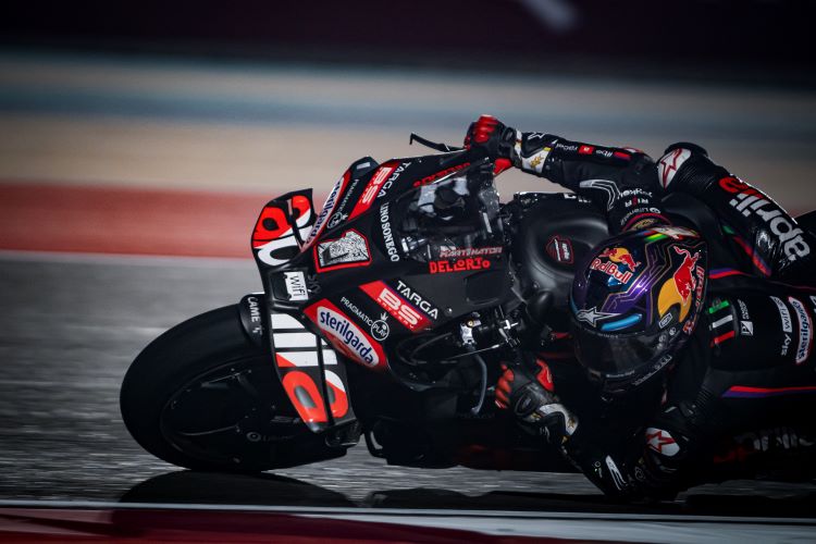 Pebalap Aprilia berusaha bersaing di balapan MotoGP seri Qatar