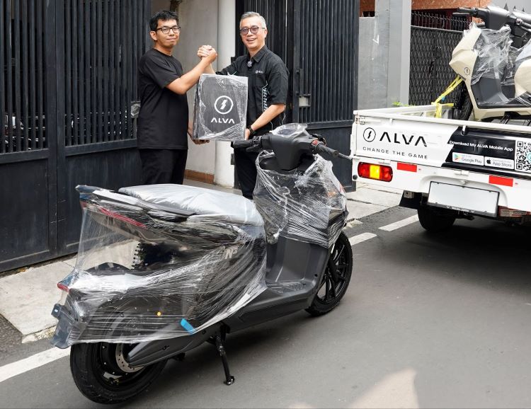 Bos ALVA Purbaja Pantja langsung menyerahkan unit ALVA N3 ke konsumen