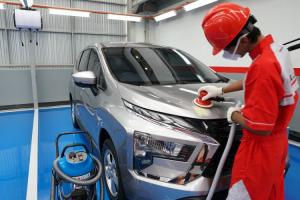 Teknisi Mitsubishi Motors sementara melakukan pemolesan di fasilitas Bodi & Cat Mitsubishi Bogor