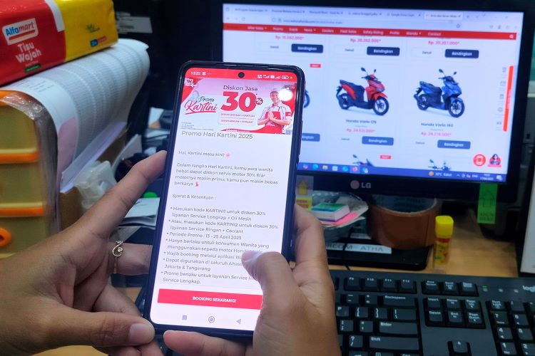 Seorang kostumer melakukan booking servis melalui aplikasi Wanda 