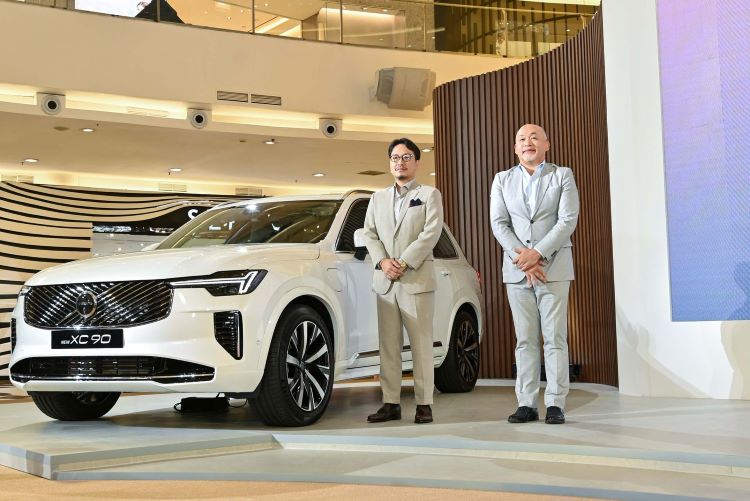 Koji Horii, Chief Strategy Officer, Volvo Car Indonesia, dan Yoshiki Terawaki, Chief Executive Officer, Volvo Car Indonesia saat hadir dalam  peluncuran Volvo CX90