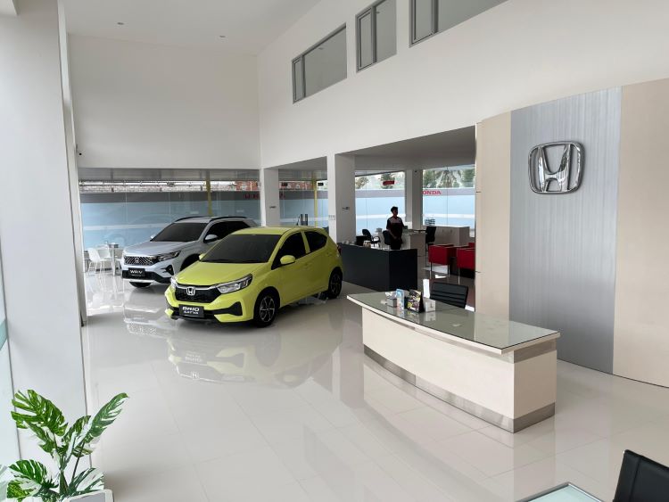 Tampilan diler Honda di Lombok dengan deretan produk mereka