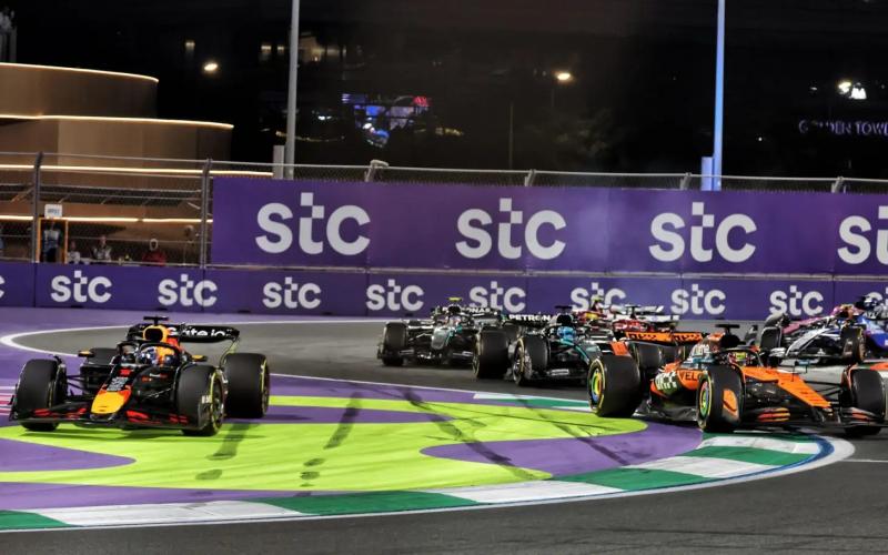 Momen saat Max Verstappen menyalip dari luar lintasan dan hasilkan penalti. (Foto: xpb-racingnews)