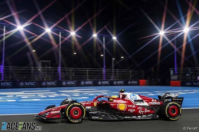 Gemerlap GP Arabia, terasa suram buat Lewis Hamilton (Ferrari). (Foro: racefans)