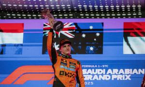Jangan salah, Merah Putih di sebelah kanan Oscar Piastri adalah bendera Monaco buat Cjarles Leclerc yang finish P3. (Foto: f1)