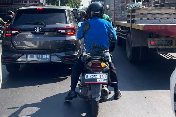 Pemotor yang ada dalam titik blind spot mobil dan truk