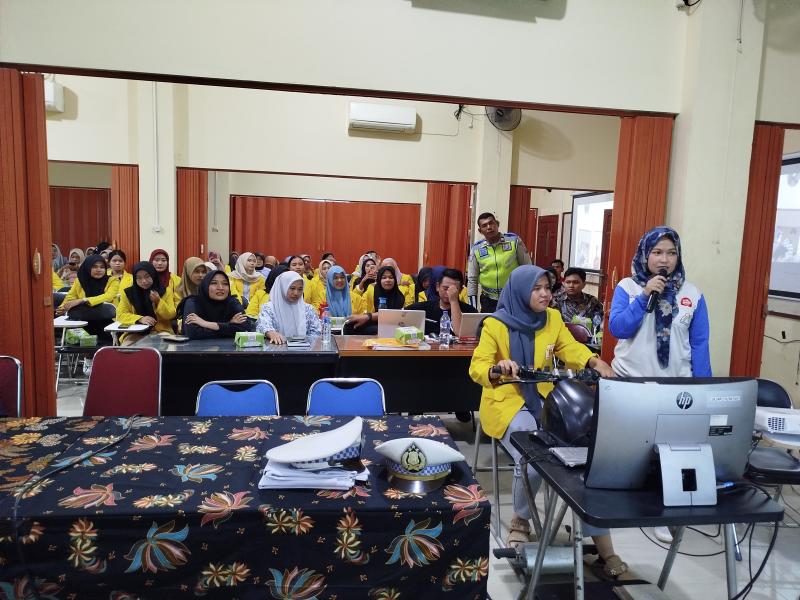 Para peserta safety riding Honda mempraktikkan simulasi aman bermotor