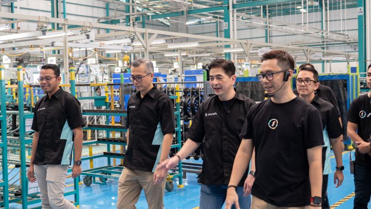 Bos Indika Energy dan ALVA serta rombongan kunjungi fasilitas produksi Motor ALVA  di Pabrik Cikarang