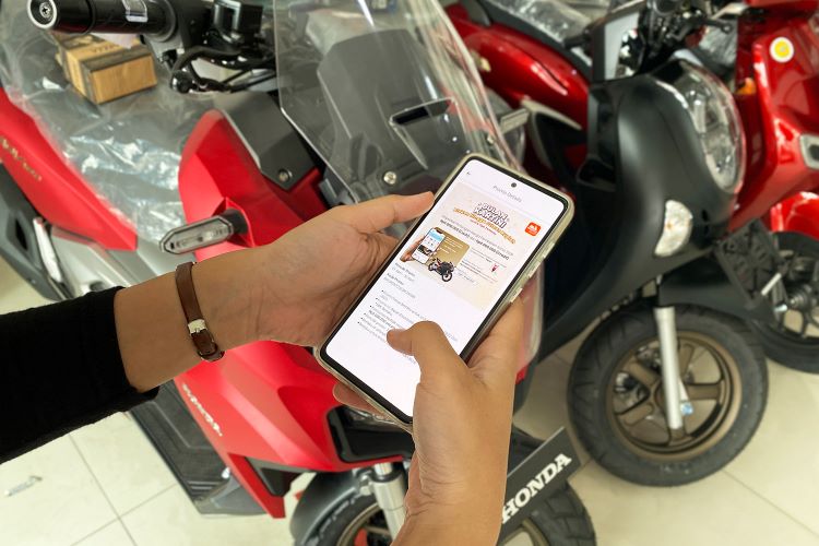 Konsumen mengecek informasi motor Honda melalui aplikasi Wanda