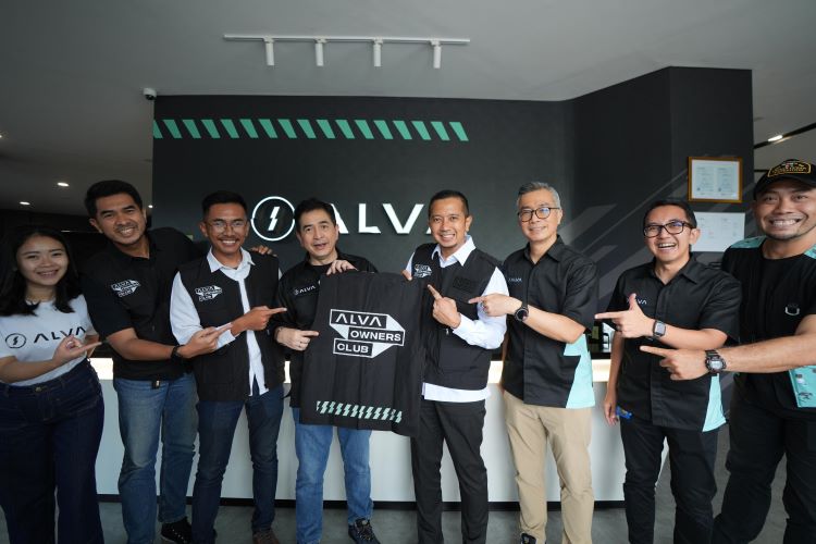 Pengurus ALVA Owners Club berpose bersama para petinggi ALVA Indonesia dalam kunjungan pabrik di Cikarang