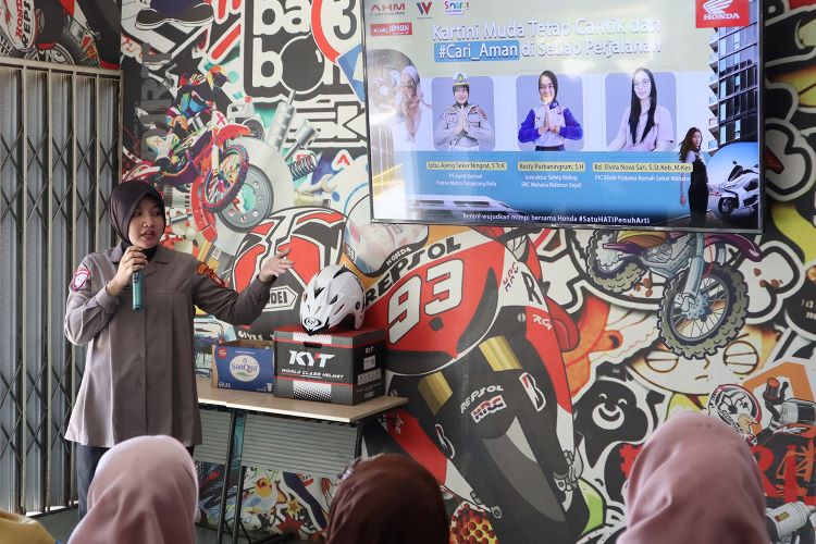 Perwakilan kepolisian memberikan edukasi tentang keselamatan kepada siswa SMA 