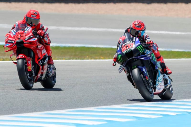 Fabio Quartararo (Yamaha) dan Marc Marquez (Ducati) dalam duel 2 menit di zGP Spanyol. (Foto: the-race)