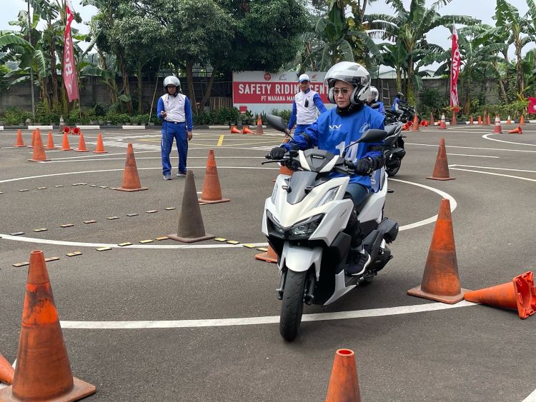 Seorang peserta kompetisi Community Safety Riding Advisor (CSRA) PT WMS menjajal tantangan di arena 
