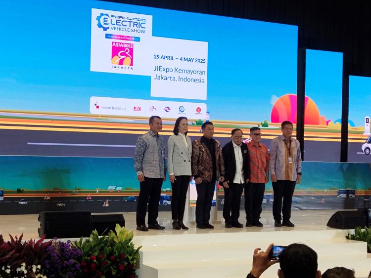  Ketua Umum Periklindo, Moeldoko serta partners yang mendukung pameran kendaraan listrik PEVS ke 4 di Kemayoran, Jakarta