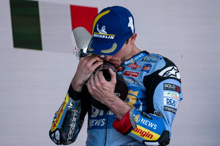 Pebalap Gresini Racing Alex Marquez mencium trophy hasil podiumnya di Jeres, Spanyol