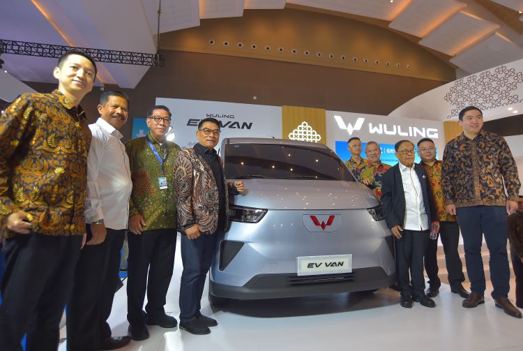 Petinggi Wuling berpose dengan Ketua Umum Periklindo,Moeldeko bersama mobil anyarnya Wuling EV Van 