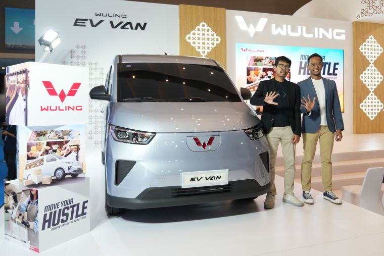 Dua juri kompetisi Move Your Hustle berpose dengan kendaraan niaga Wuling EV Van