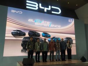 Para petinggi BYD Indonesia saat hadir di PEVS 2025