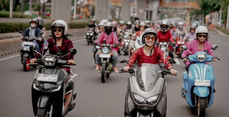 Para Kartini Muda melakukan rolling Thunder bareng pecinta motor