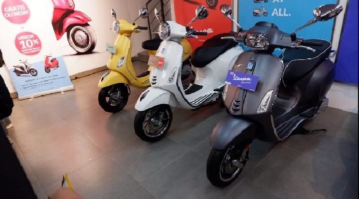 Deretan motor Vespa yang ikonik untuk pecinta motor Italia
