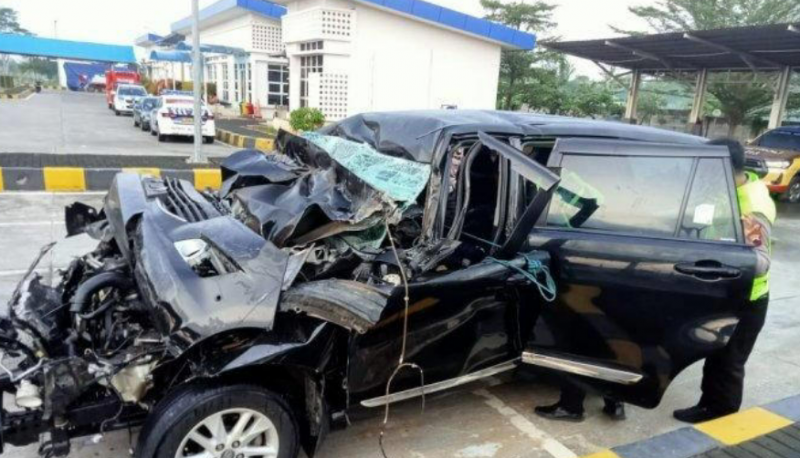 Tragedi Tol Pemalang: Kijang Innova Reborn Anggota DPR RI Alamudin Dimyati Rois Menancap di Truk Tronton Dua Orang Meninggal Dunia