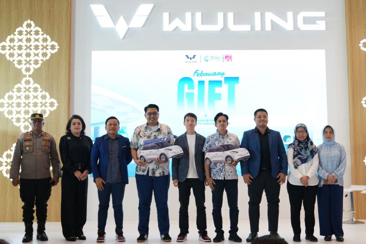 Para petinggi Wuling menyerahkan hadiah secara simbolis untuk pemenang mobil dalam program khusus