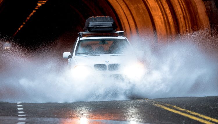 Mobil menghadapi jalan dengan genangan air yang cukup berbahaya