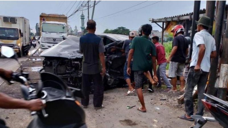 Innova Hitam Melaju Kencang di Gresik Berakhir Tragis Ini Kronologi Lengkapnya