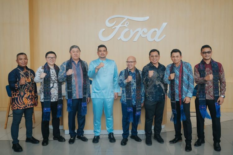 Petinggi Ford dan RMA Indonesia saat meresmikan dealer barunya di Medan