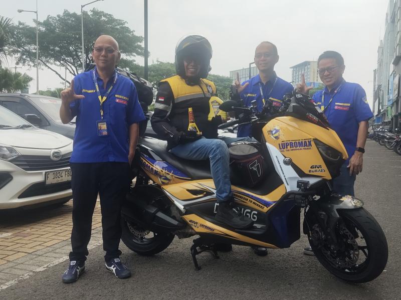Om Daeng didampingi petinggi Lupromax jelang keberangkatannya touring Indonesia-Mekkah