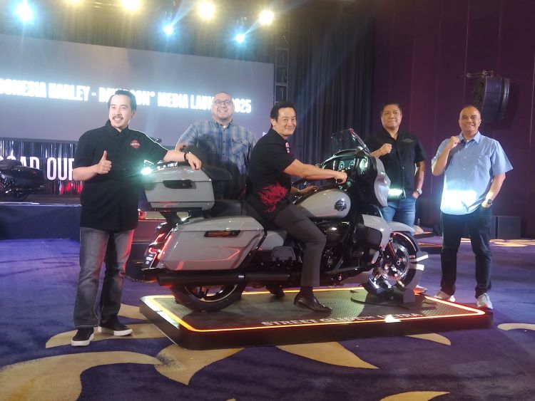 Petinggi PT JLM Auto Indonesia berpose dengan salah satu unit motor Harley-Davidson saat peluncuran di Jakarta