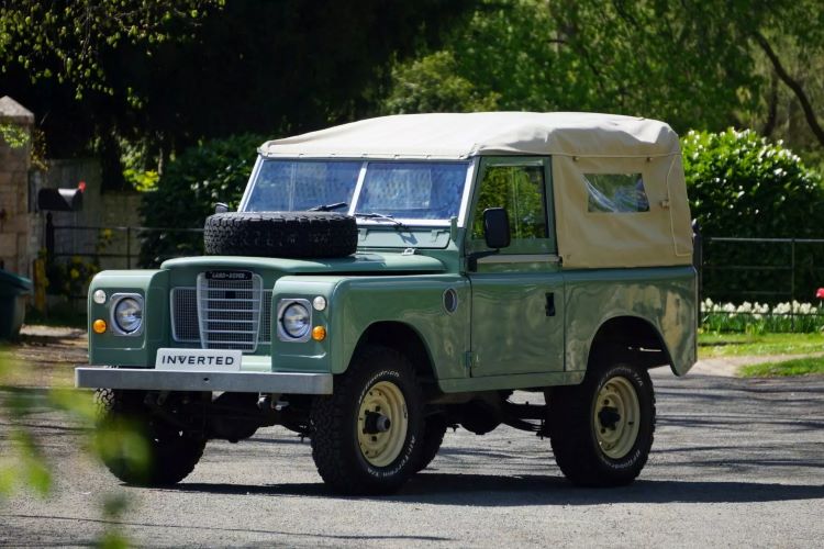 Mobil klasik Land Rover yang dikonversi menjadi mobil listrik