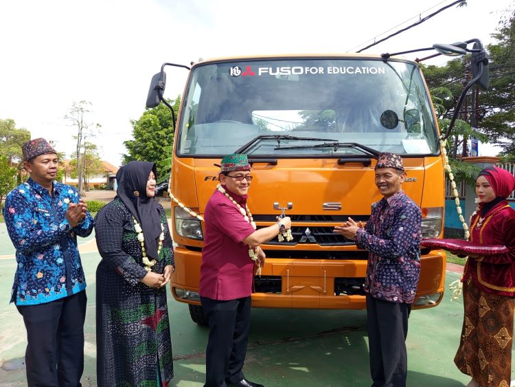 Penyerahan 1 unit truk Fuso dari KTB untuk mendukung praktik SMK Negeri 1 Kamal, Madura, Jawa Timur