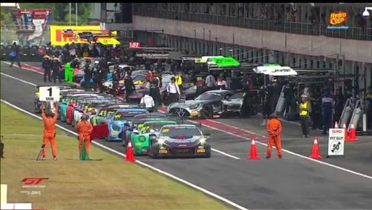 Deretan mobil balap dalam balapan GT World Series Challenge Asia 2025 Seri Mandalika