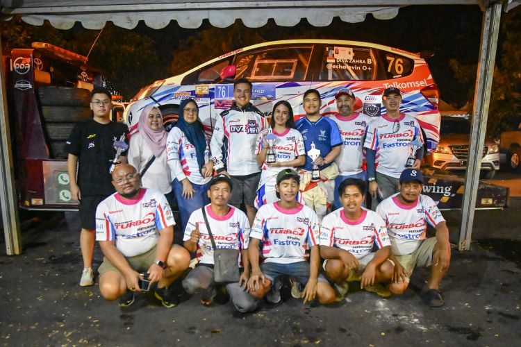 Diva Zahra berpose bersama mentornya Rifat Sungkar dan team usai menyelesaikan balapan