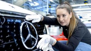 Seorang pekerja Mercedes-Benz melakukan pemeriksaan terhadap mobil produksi mereka