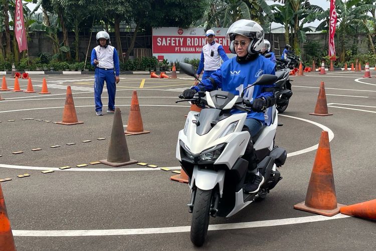 Instruktur safety riding Wahana Makmur Sejati mengawasi peserta pelatihan berkendara aman 