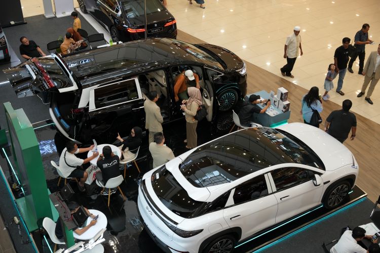 Pramuniaga Haka Auto berinteraksi dengan pengunjung Mal dalam gelaran Haka Auto Fest 2025