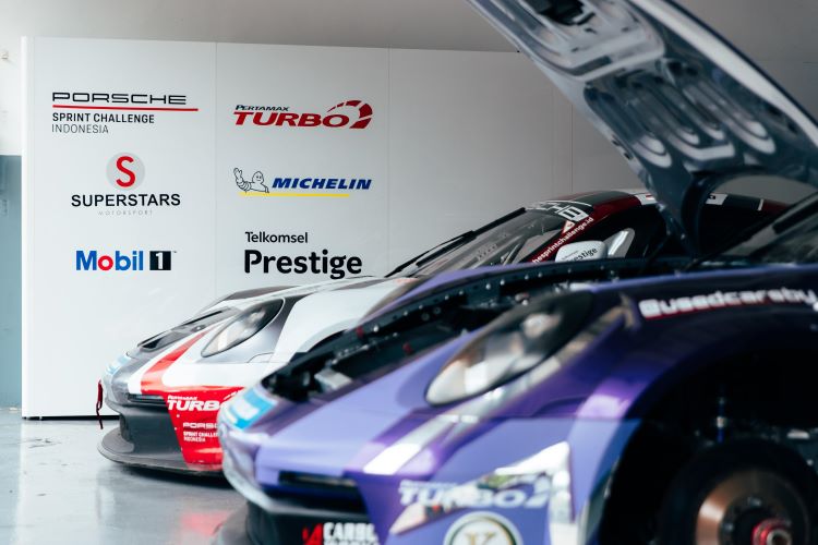 Mobil balap berperforma tinggi yang menjadi amunisi dalam ajang balap Porsche Sprint Challenge Indonesia dengan dukungan Mobil Lubricants