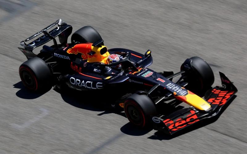 RB21 milik Max Verstappen), belum maksimal di GP Emilia Romagna. (Foto: edbullcontentpppl)