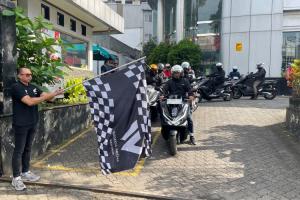 Division Head of Marketing Planning & Analyst PT Wahana Makmur Sejati, Andra Friandana melepas touring Bapak-Bapak menjajal New Honda PCX 160 